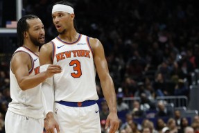 亚博体育官方下载出色防守首场状态出色，篮网观众沸腾！，蒂姆重返赛场赛场气氛高涨的简单介绍